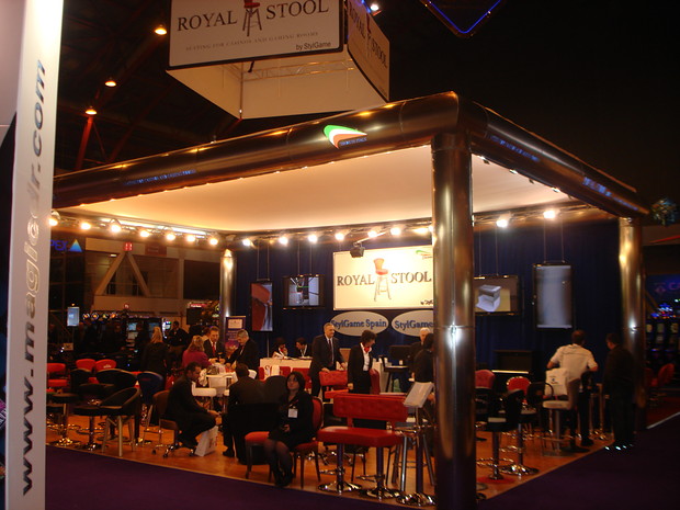 Stand Royal Stool
